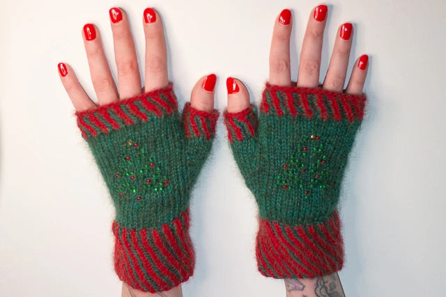 Christmas Spirit Gloves by Pavlina Inksmith pdf