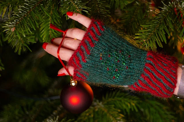 Christmas Spirit Gloves by Pavlina Inksmith pdf